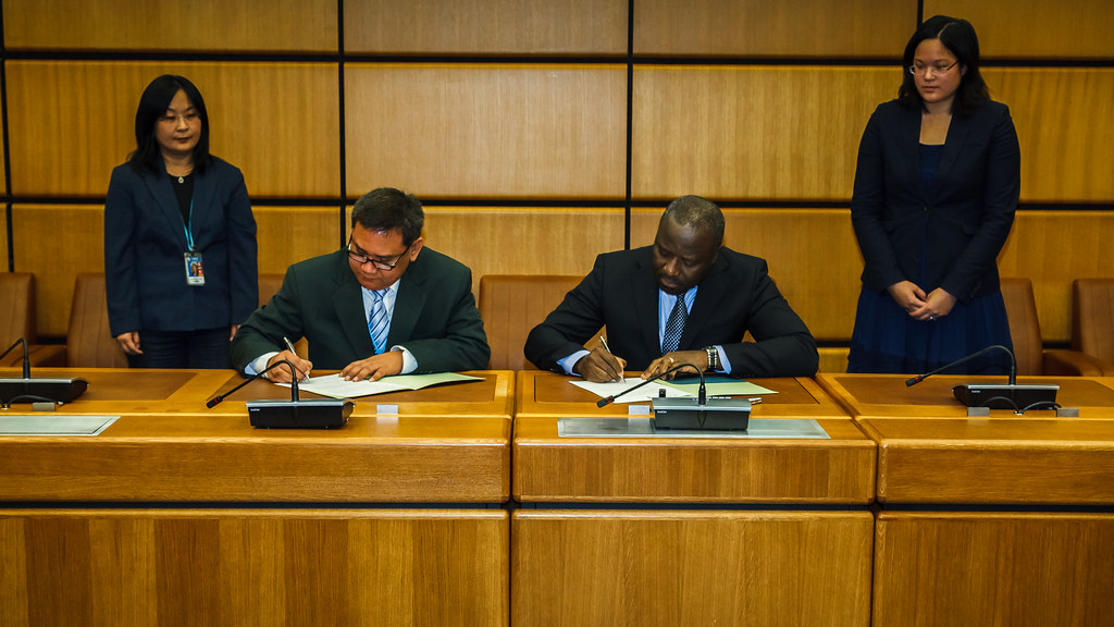 President Director of PT Batan Teknologi Yudiutomo Imardjoko Bernadib and CTBTO Executive Secretary Lassina Zerbo signing the Radioxenon Emissions Pledge